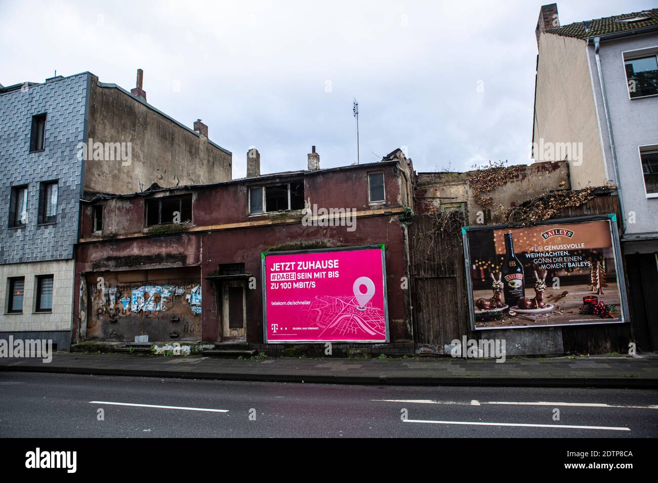 Reklame un Trümmerhäusern en Duisburg. Die Telekom wirbt mit 'jetzt zuhause', wo kein zu hause mehr ist. Foto de stock