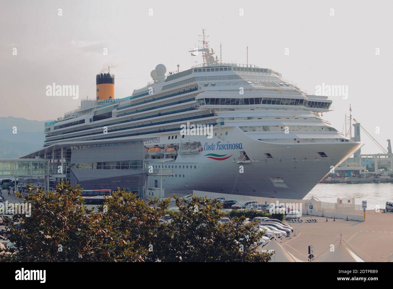 Savona, Italia - Jun 30, 2019: Crucero en amarre en el puerto Foto de stock
