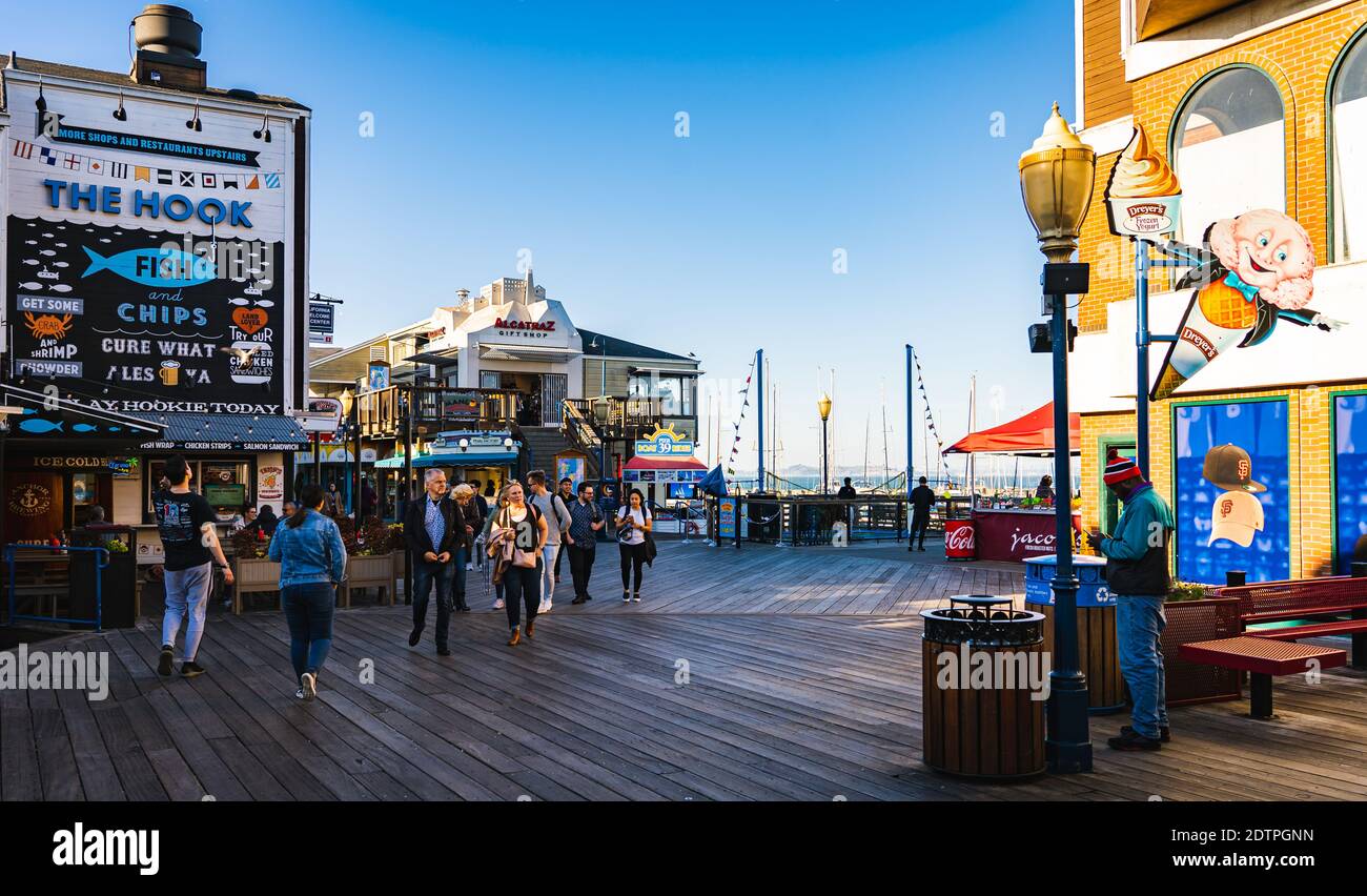 Pier 39 tiene 14 restaurantes de servicio completo, más de 90 tiendas, un parque frente al mar de 5 acres, y un puerto deportivo de 300 amarres. Foto de stock
