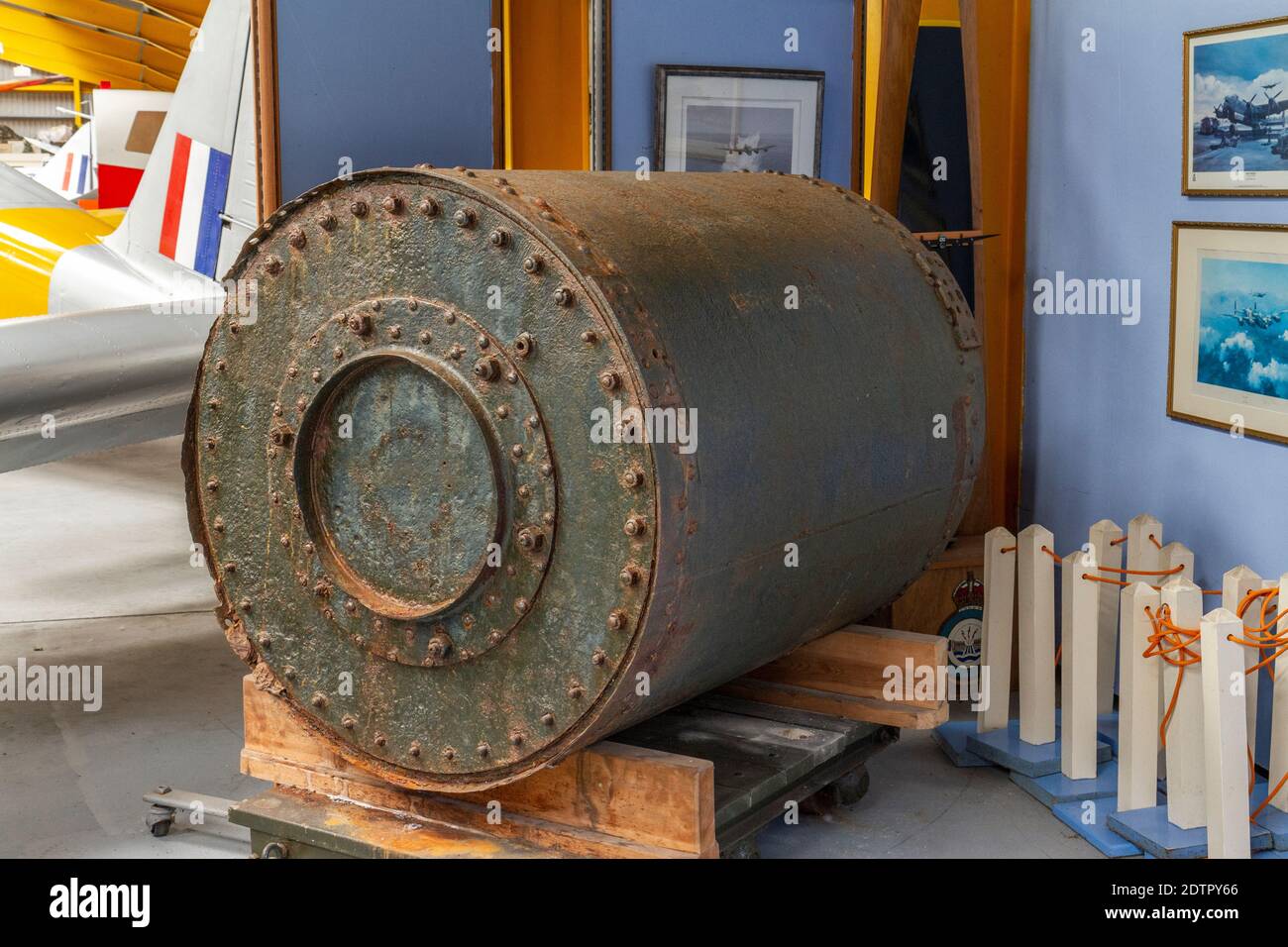 Una mina de mantenimiento (una pieza de prueba), como se utiliza en las famosas incursiones de Dambusters (operación castise) en 1943, Museo del Aire de Newark, Newark-on-Trent, Notts, Reino Unido. Foto de stock