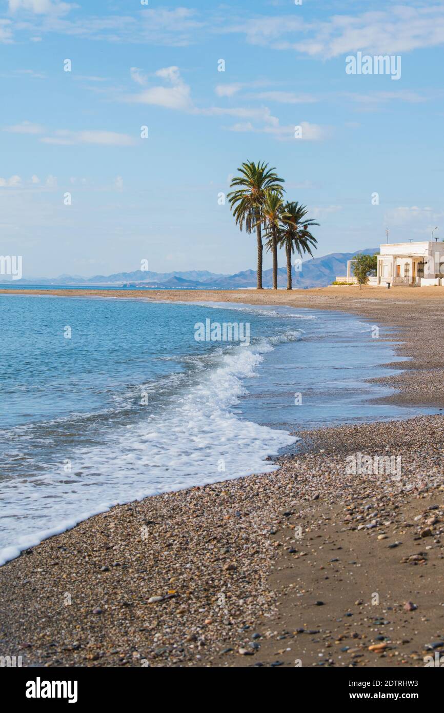 Mar turquesa en la playa de Murcia con tres palmeras y un casa blanca  detrás Fotografía de stock - Alamy