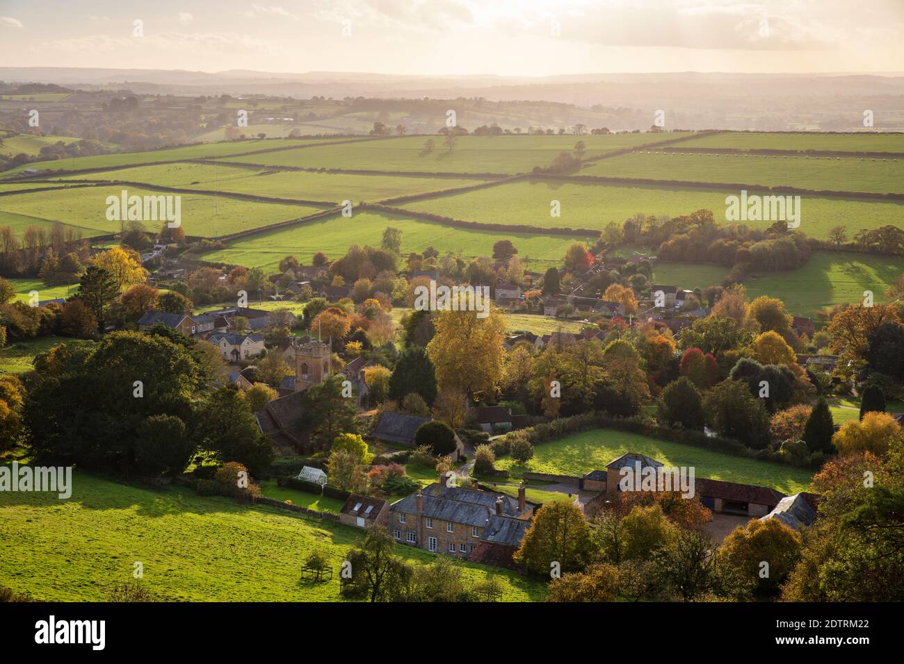 Ver en otoño sobre el pueblo de Corton Denham y el campo al atardecer, Corton Denham, Somerset, Inglaterra, Reino Unido, Europa Foto de stock