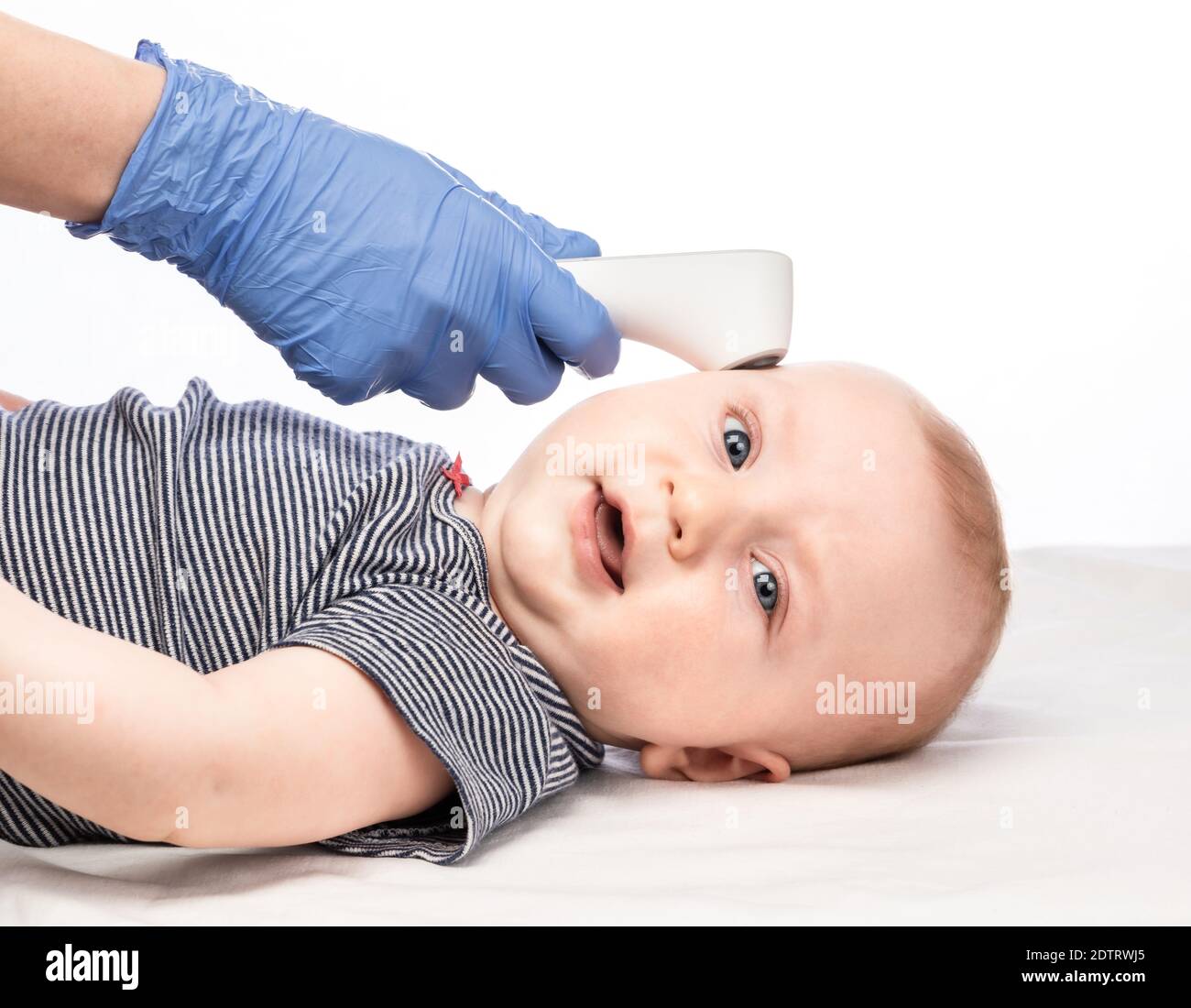 El pediatra o la enfermera comprueban la temperatura corporal del bebé  usando infrarrojos termómetro de frente (pistola de termómetro) para los  síntomas del virus Fotografía de stock - Alamy