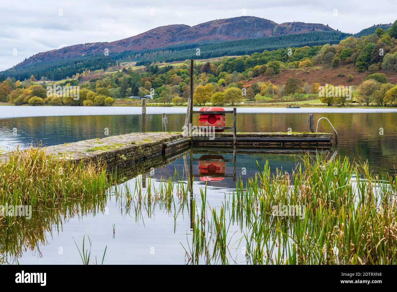 Etapa de aterrizaje en el Lago de Menteith en el Trossachs, Escocia, Reino Unido Foto de stock