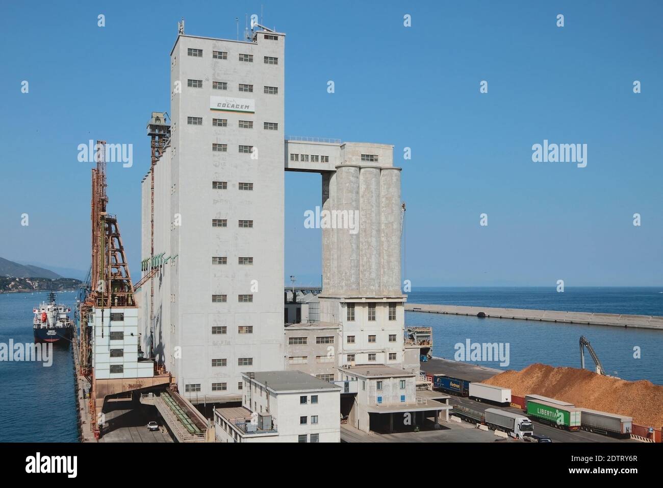 Savona, Italia - Jun 30, 2019: Puerto de carga con ascensor Foto de stock