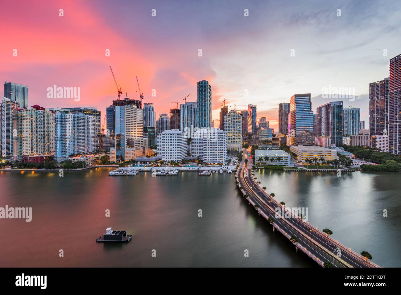 Miami, Florida, EE.UU. Horizonte sobre la Bahía Biscayne al atardecer. Foto de stock