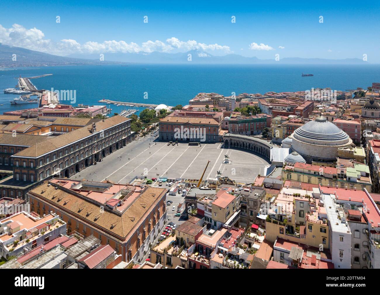 Vista aérea de la Piazza del Plebiscito (Plaza plebiscito) con Palacio Real de Nápoles Foto de stock