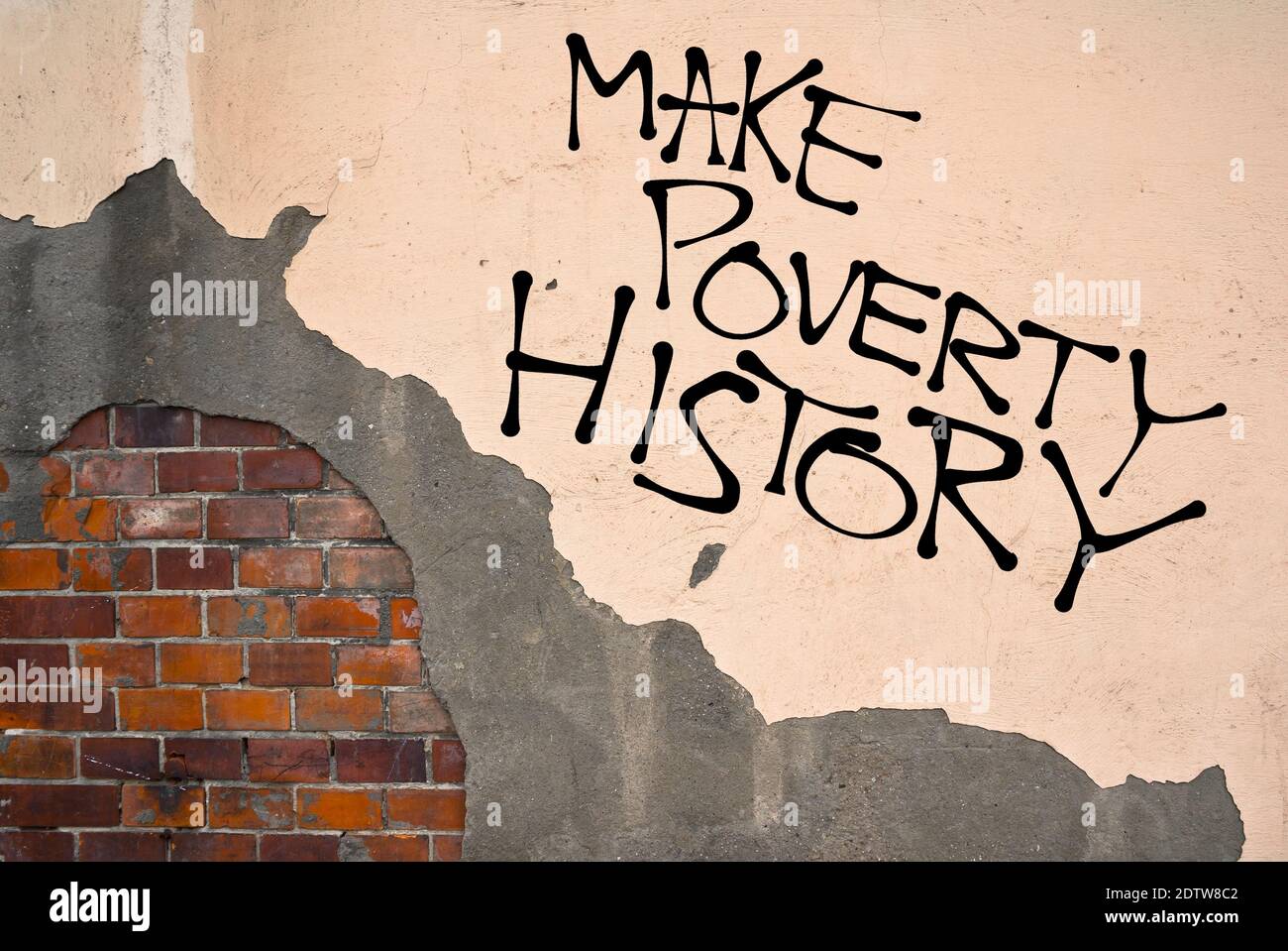 Graffiti manuscrito hacer la pobreza Historia rociada en la pared, estética anarquista. Llamamiento para resolver la situación de pobreza, economía y sufrimiento en po Foto de stock
