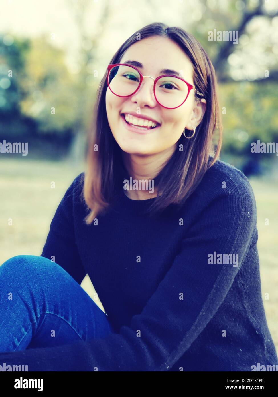 Retrato de mujer sonriente llevar gafas. Foto de stock