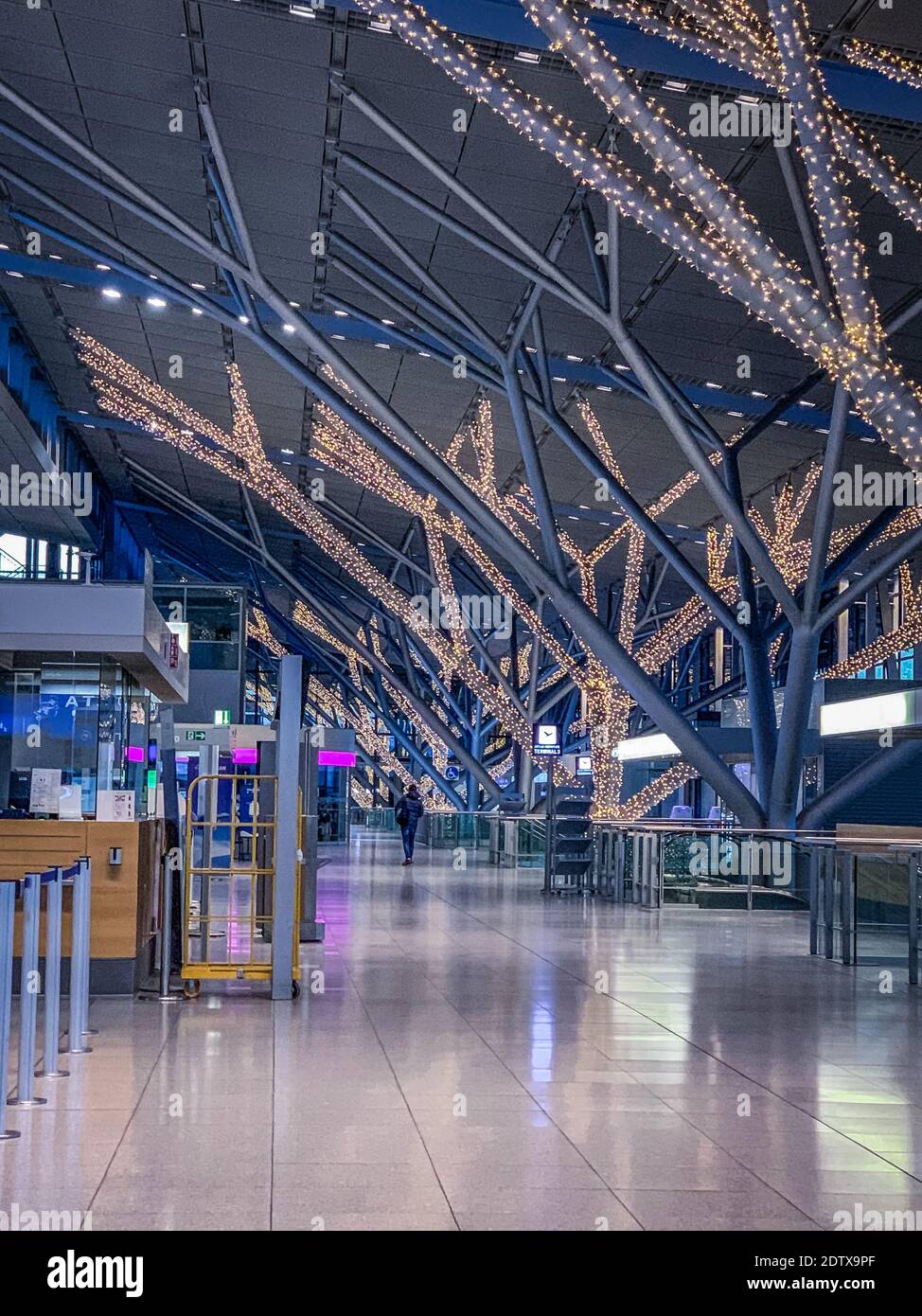 Un viajero solitario en Flughafen Stuttgart Foto de stock