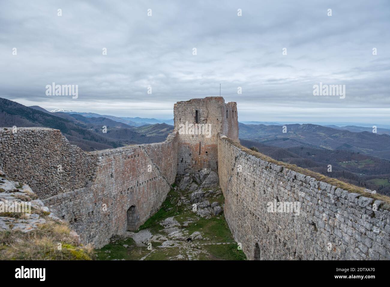 Cathar castillo de Montsegur en Ariege, Occitanie en el sur de Francia. Foto de stock