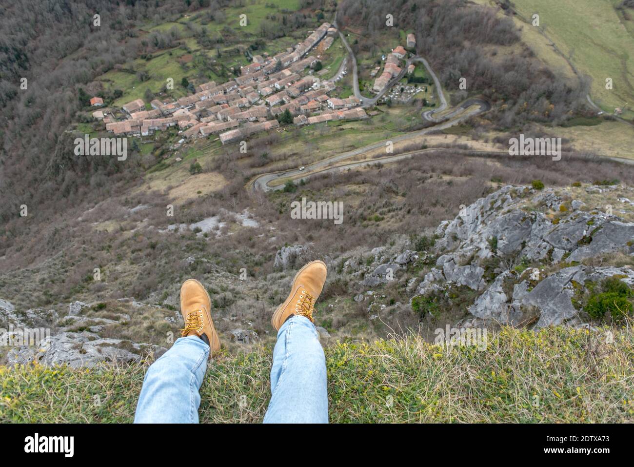 Hombres en el castillo cátaro de Montsegur en Ariege, Occitanie en el sur de Francia en invierno de 2020 Foto de stock