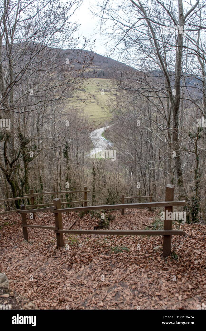 Paisaje del castillo cátaro de Montsegur en Ariege, Occitanie en el sur de Francia. Foto de stock