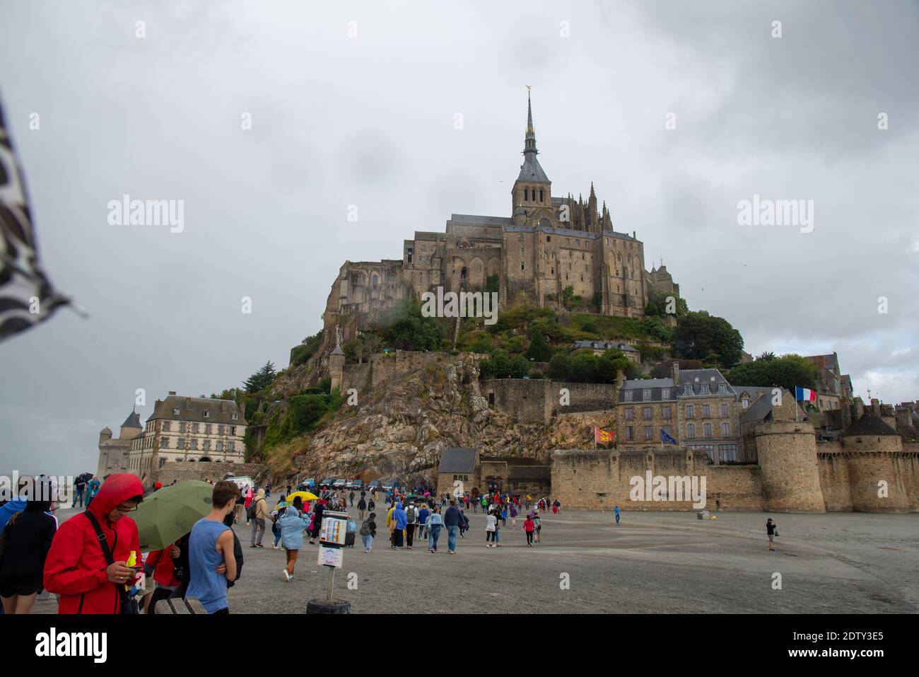 Visitantes en el Mont St. Michel en Bretaña, Francia Foto de stock