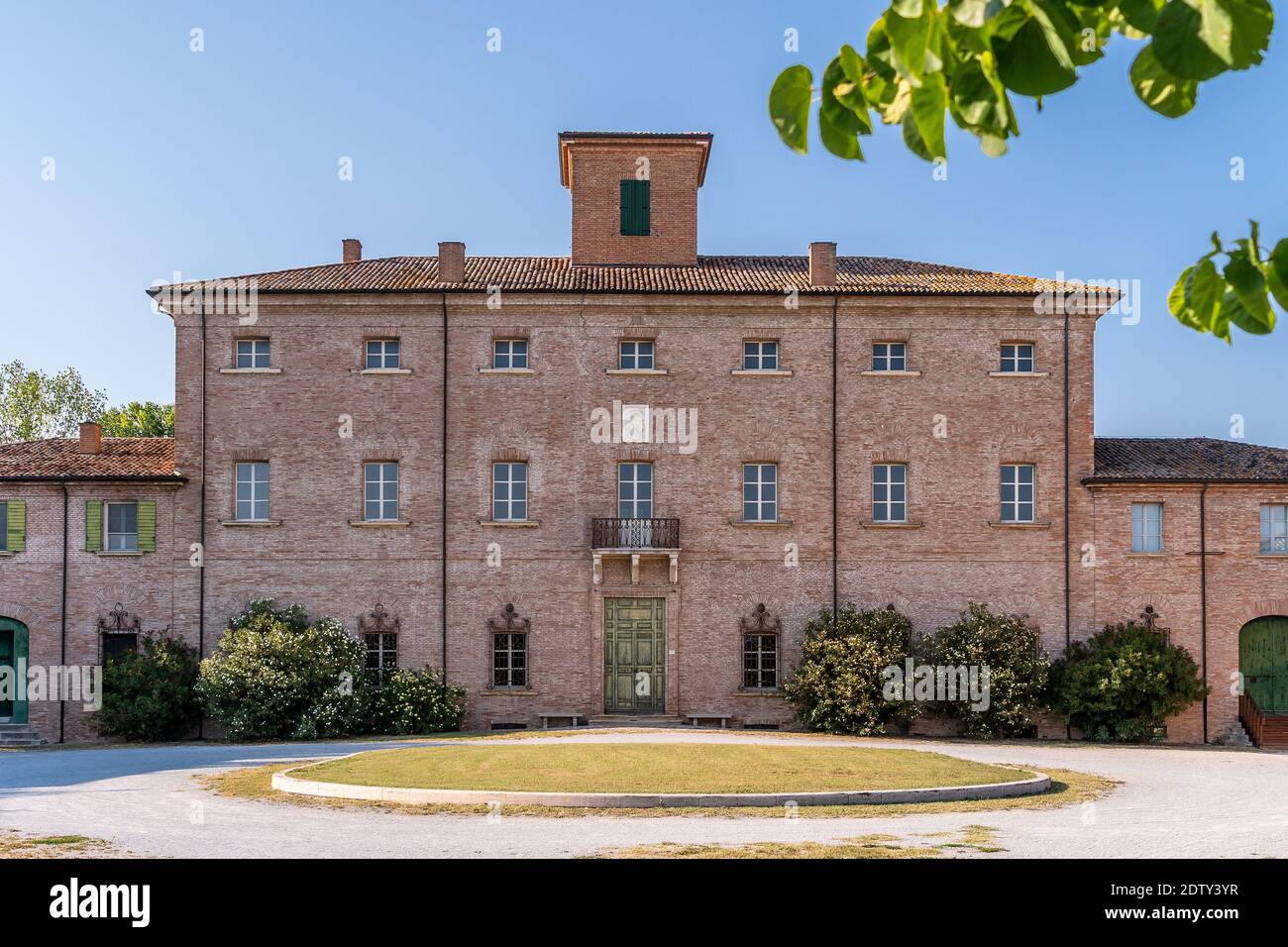 San Mauro, Forli Cesena, Emilia Romagna, Italia, Agosto 2020: Edificio Villa Torlonia, dentro del Parque público Poesia Pascoli. Foto de stock