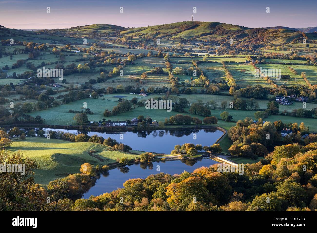 Depósito de la nariz de Tegs y depósito de las Bottoms de la nariz de Tegg a primera luz, nariz de Tegg, cerca de Macclesfield, Cheshire, Inglaterra, Reino Unido Foto de stock