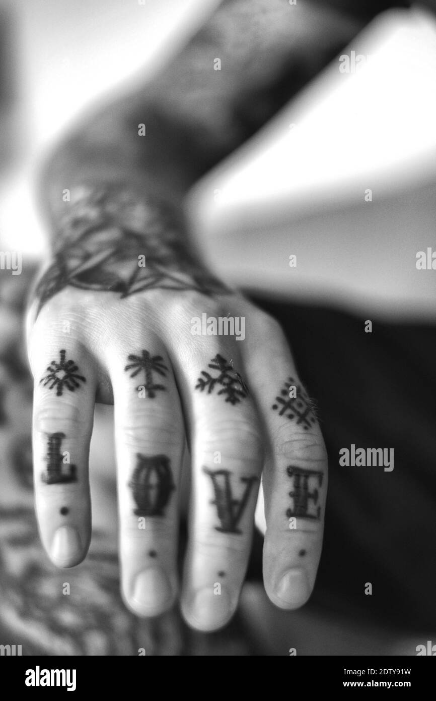 Close-up de la mano del hombre con tatuaje Fotografía de stock - Alamy