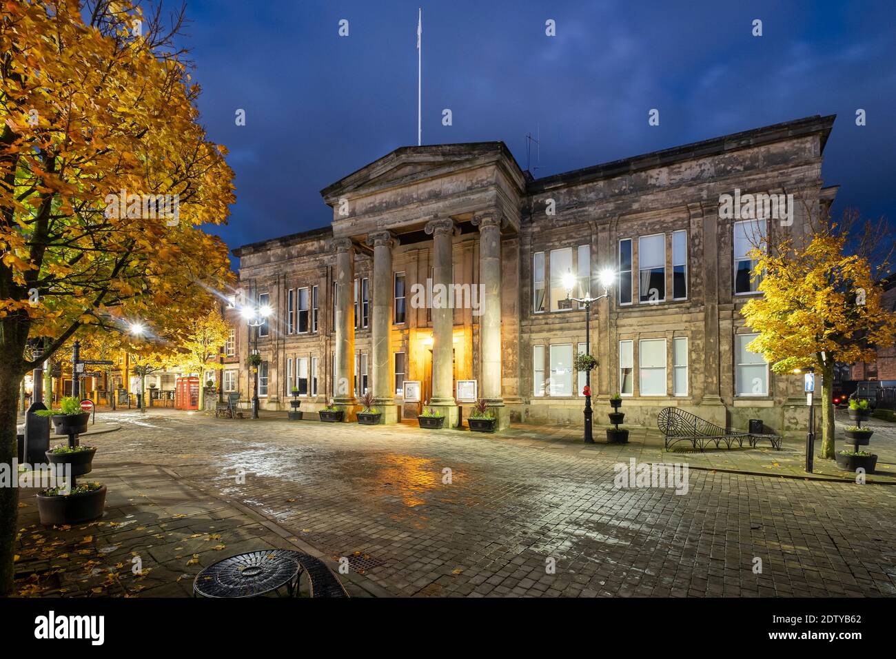 Macclesfield Ayuntamiento en la noche en otoño, mercado, Macclesfield, Cheshire, Inglaterra, Reino Unido Foto de stock