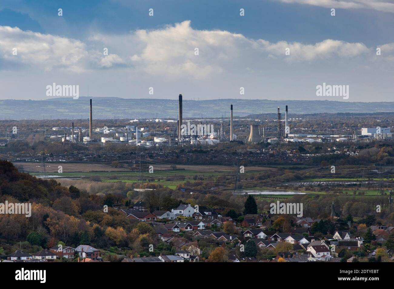 Stanlow Oil Refinery visto sobre Helsby, Cheshire, Inglaterra, Reino Unido Foto de stock