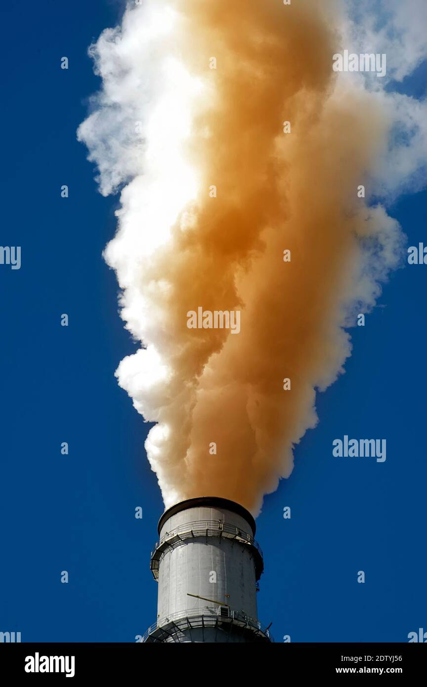 La contaminación del aire de chimeneas Foto de stock