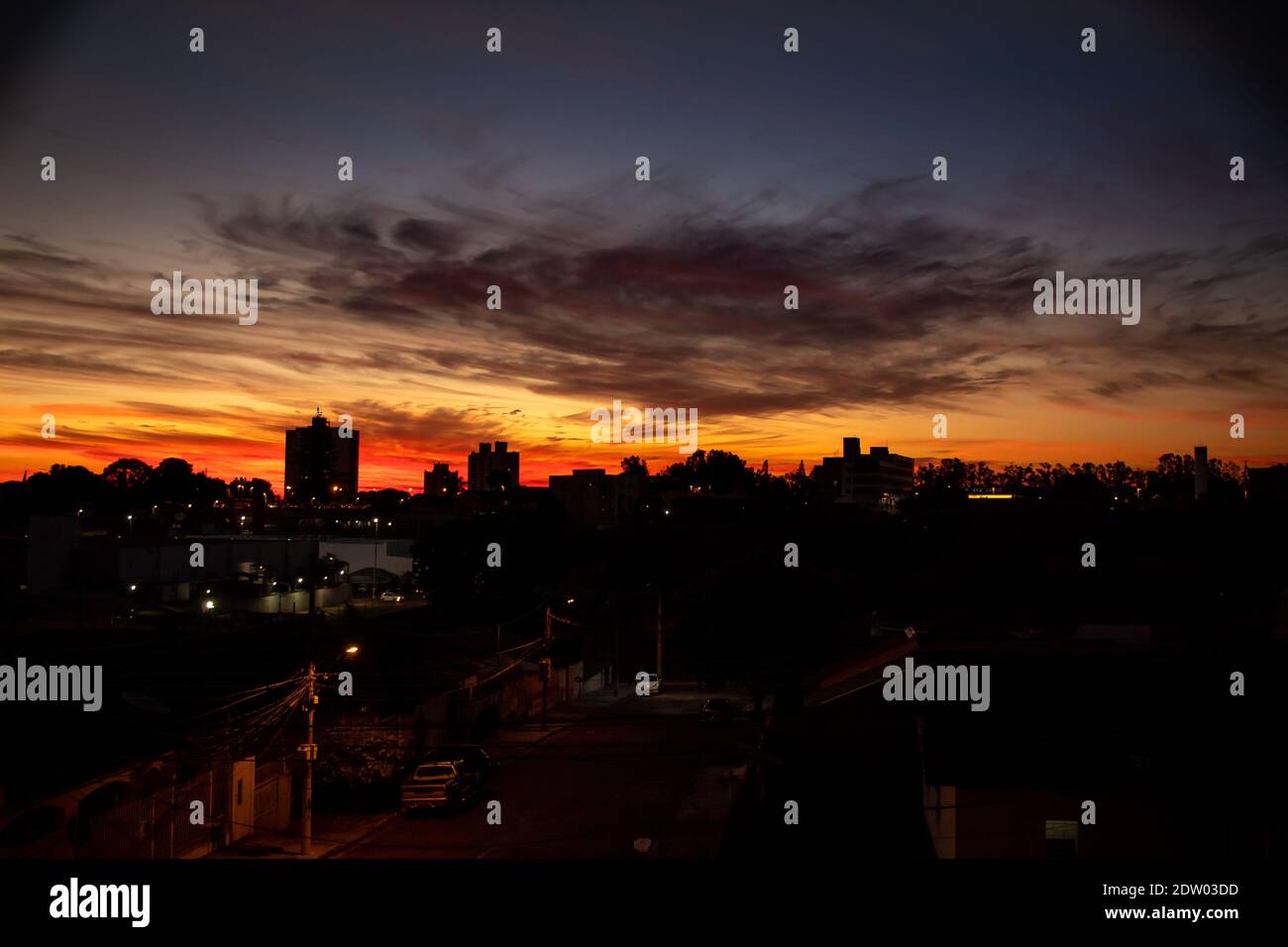 Vista en ángulo alto de los edificios de Silhouette contra el cielo durante la puesta de sol Foto de stock