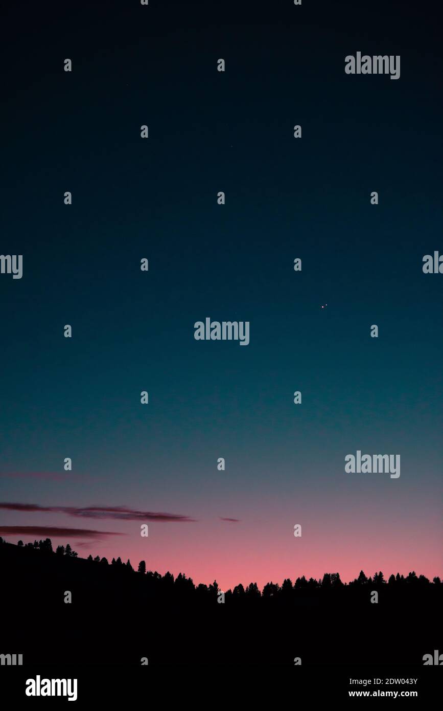 Estrella de Navidad, Estrella de Belén, planeta Saturno y Júpiter se alinean o se acercan en la Gran conjunción el 21 de diciembre de 2020, astrolog raro Foto de stock