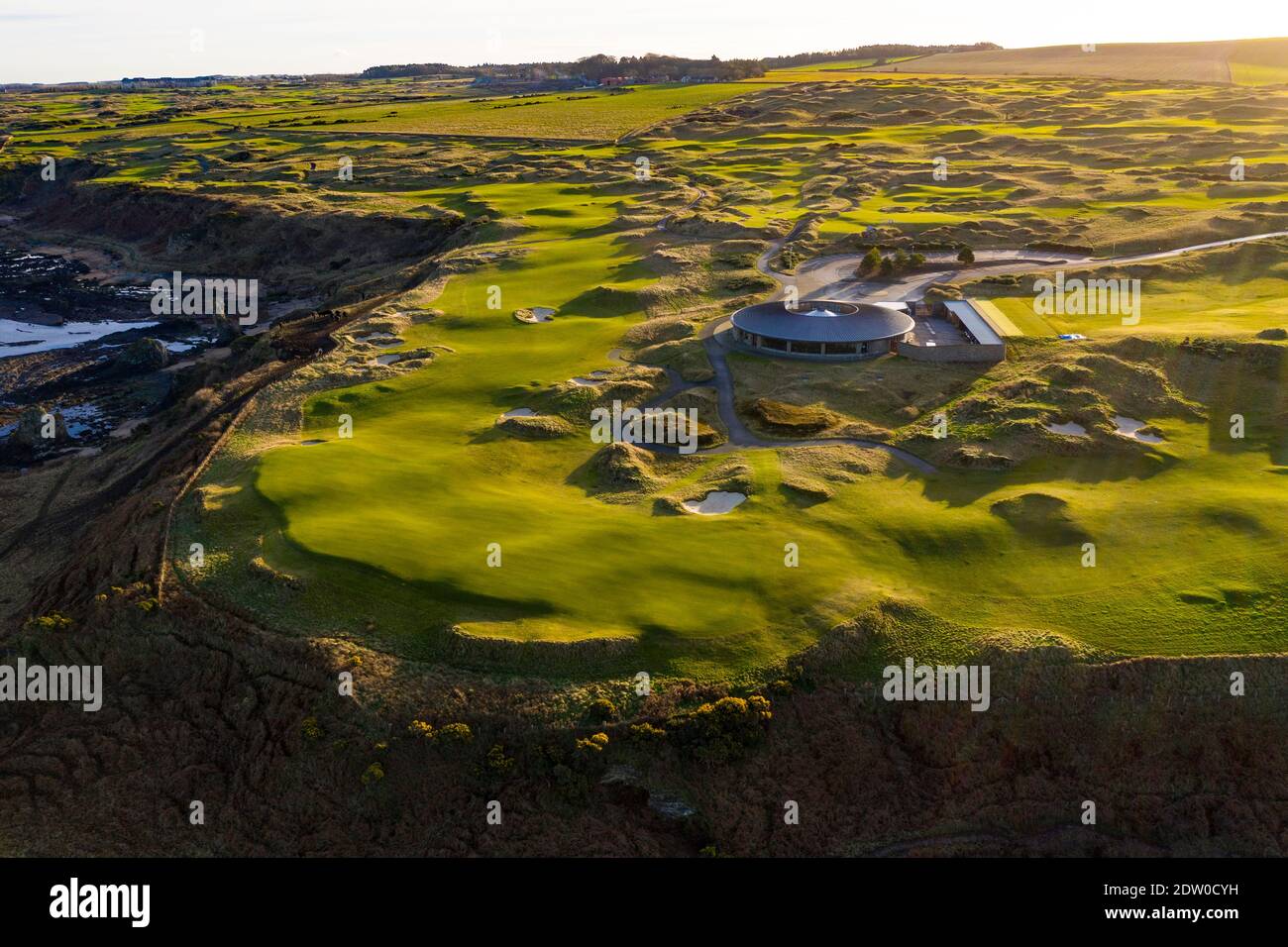 Vista aérea de los enlaces de golf del campo Castle en las afueras de St Andrews en Fife, Escocia, Reino Unido Foto de stock