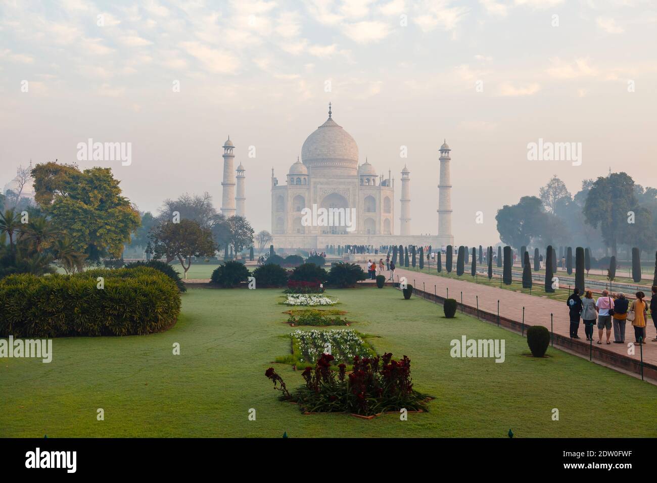A primera hora de la mañana vista del emblemático Taj Mahal, una tumba de mármol blanco mausoleo de Mumtaz Mahal, a la luz de la mañana, Agra, estado indio de Uttar Pradesh Foto de stock