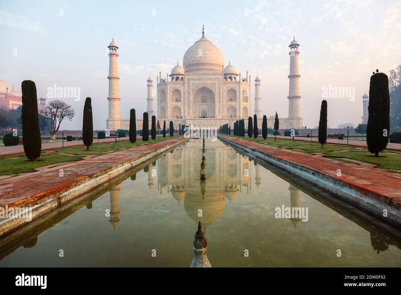 Vista del emblemático Taj Mahal, una tumba mausoleo de mármol blanco de Mumtaz Mahal, en la luz de la mañana con reflexión, Agra, estado indio de Uttar Pradesh Foto de stock