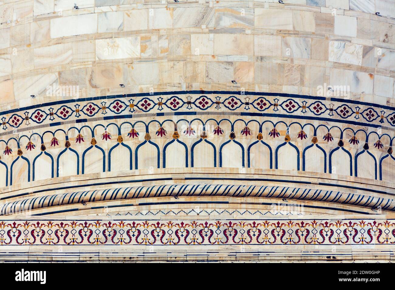 Detalles decorativos sobre el emblemático Taj Mahal, una tumba mausoleo de mármol blanco de Mumtaz Mahal, a la luz de la mañana, Agra, estado indio de Uttar Pradesh Foto de stock