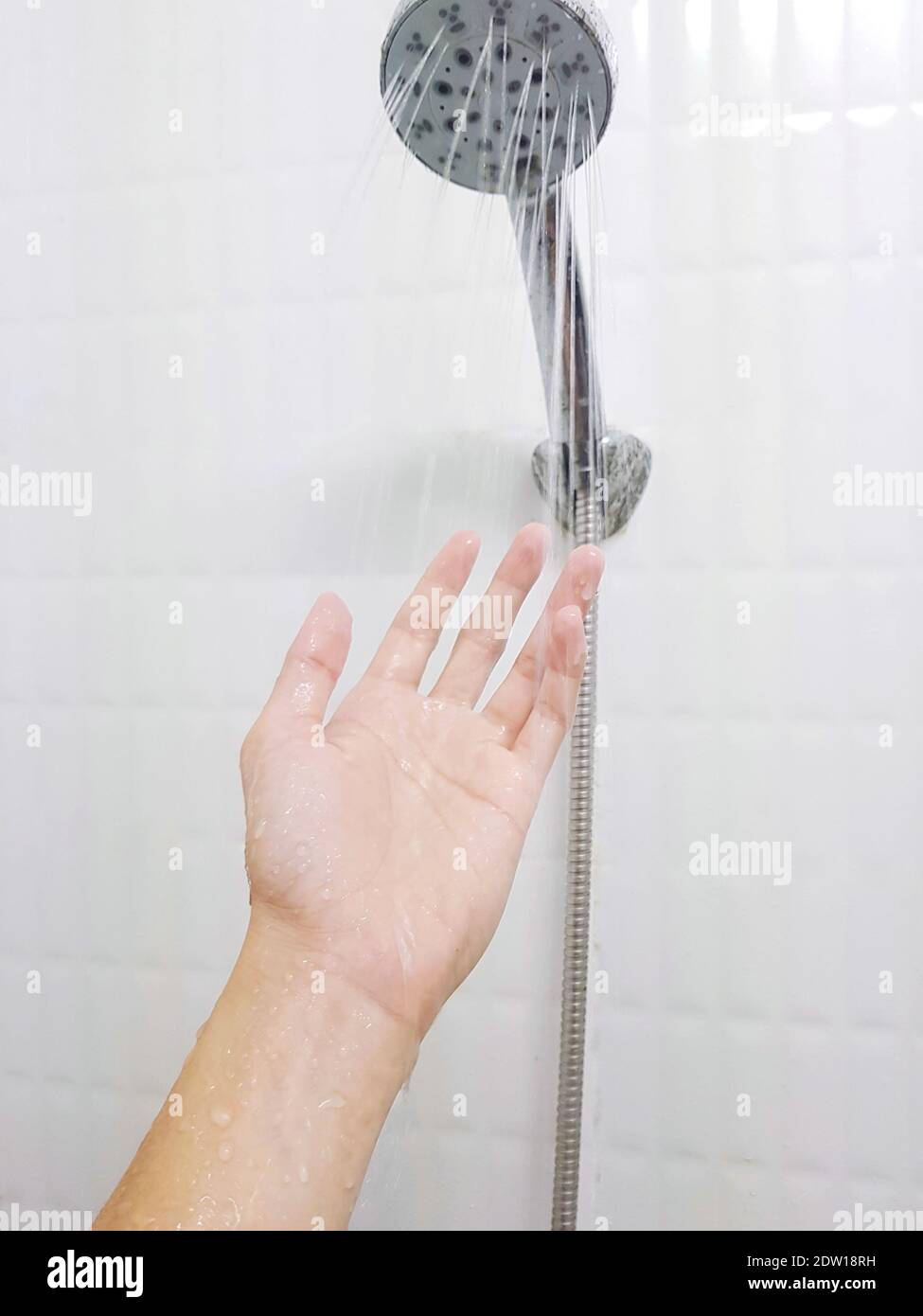 Mano de mujer recortada debajo de la ducha en el baño Fotografía de stock -  Alamy