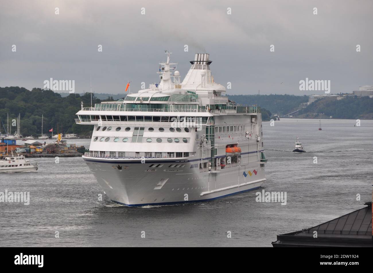 Crucero en línea que se aproxima al puerto de Estocolmo. Foto de stock