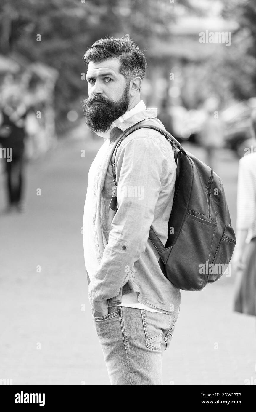 Descanso moderno. Hombre de viaje barbudo. Hombre explorando la ciudad.  Descubra el lugar de la exposición local. Mochila para viajar por la  ciudad. Hipster mochila urbano calle fondo. Turismo y backpacking. Concepto