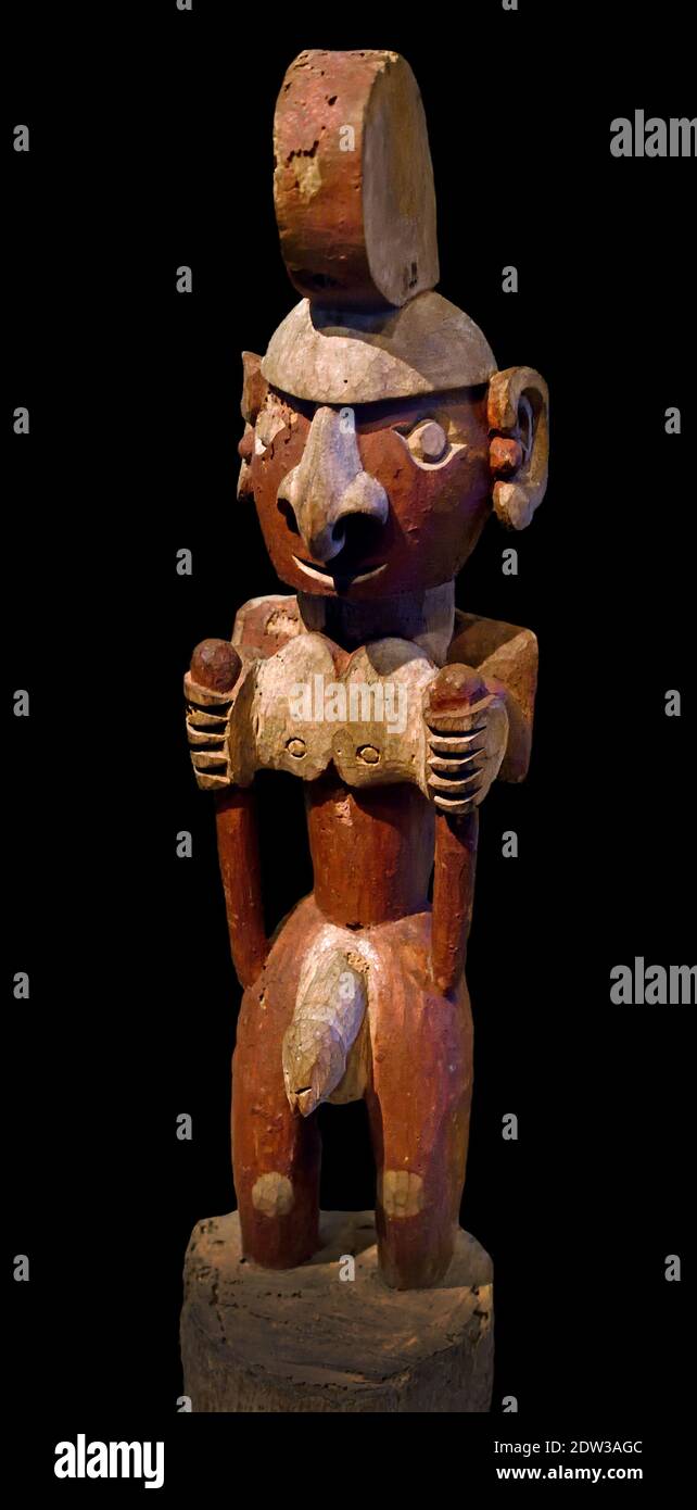 Figura ancestral Casa de los hombres siglo XIX Costa Norte Papua, Nueva Guinea, Indonesia escultura de madera masculina escultura de pintura Estatua Foto de stock