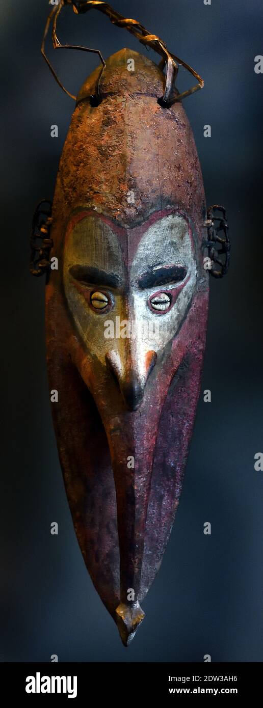 Una máscara plana de madera se adjuntó a la pared en una casa de hombres, (madera, pintura, concha, pelo, dientes de cerdo,) Sepik cuenca, Papua Nueva Guinea principios del siglo 20 Papúa, Nueva Guinea, Indonesia Foto de stock