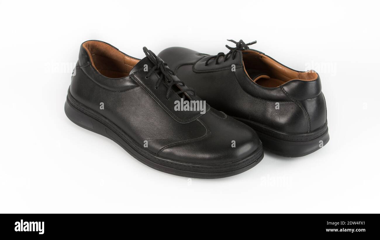 zapatos ortopédicos negros para niños sobre fondo blanco