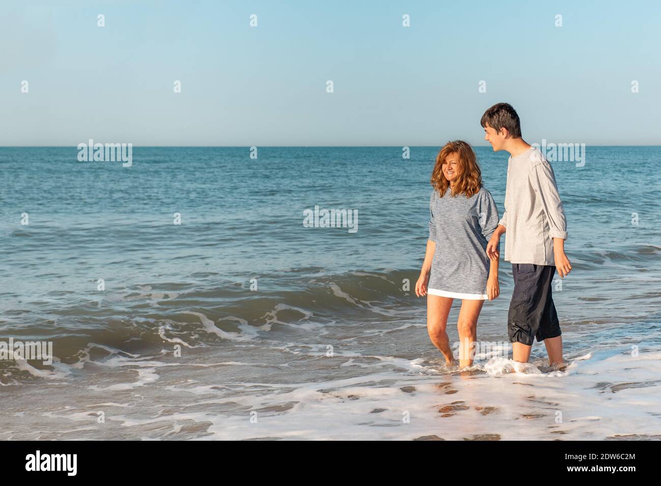 Madre y niño disfrutando en la playa Foto de stock