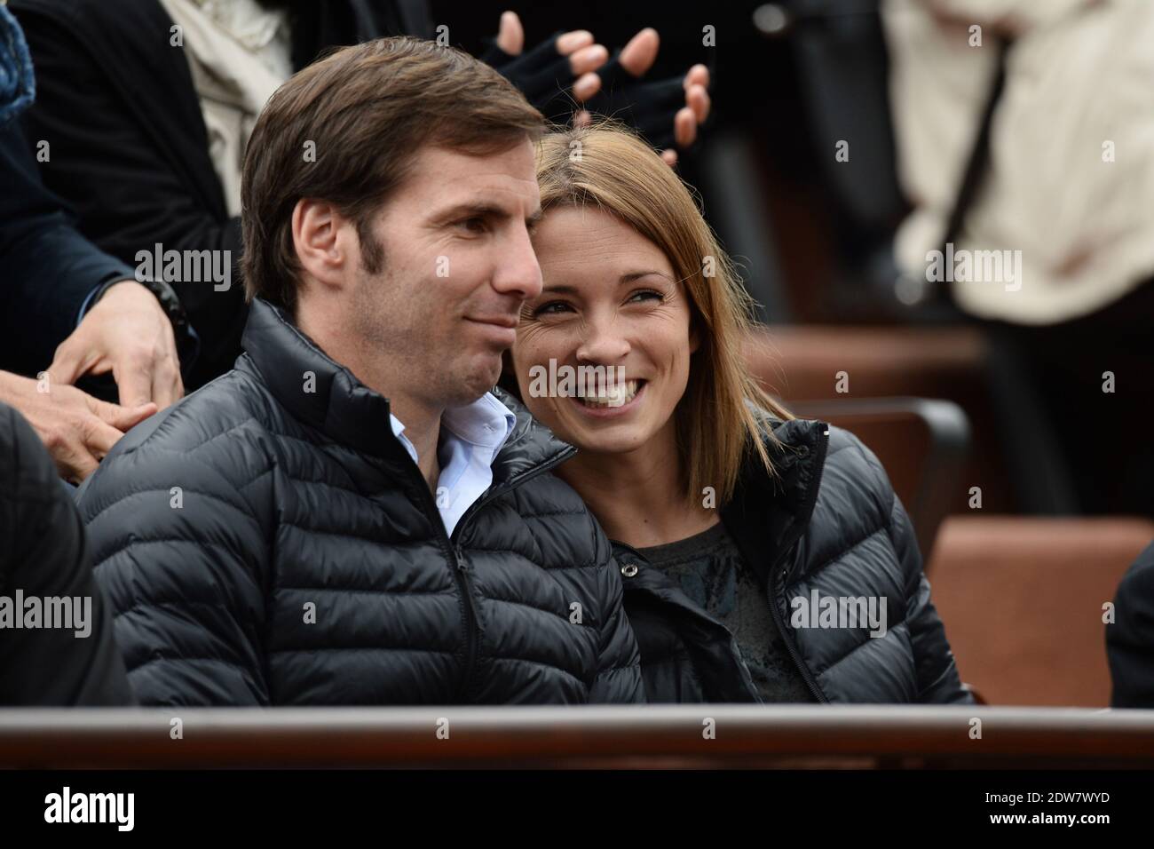 Isabelle Ithurburu y su esposo Gonzalo Quesada viendo un partido durante la  segunda ronda del Abierto de Tenis Francés en el estadio Roland Garros en  París, Francia el 28 de mayo de