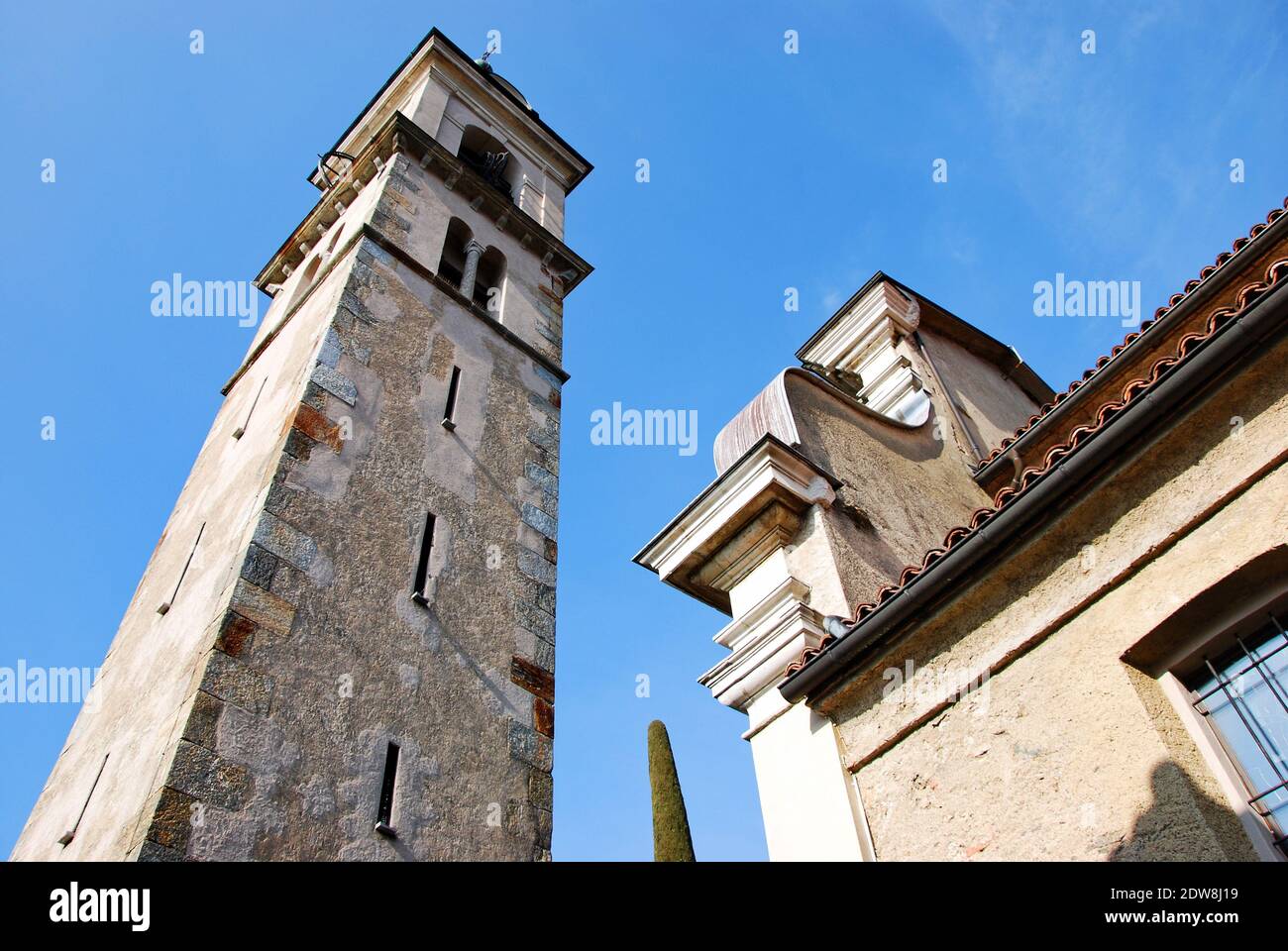 Campanario de la Iglesia de Sant'abbondio en Gentilino en Collina D'oro, Cantón Ticino, Suiza. Foto de stock