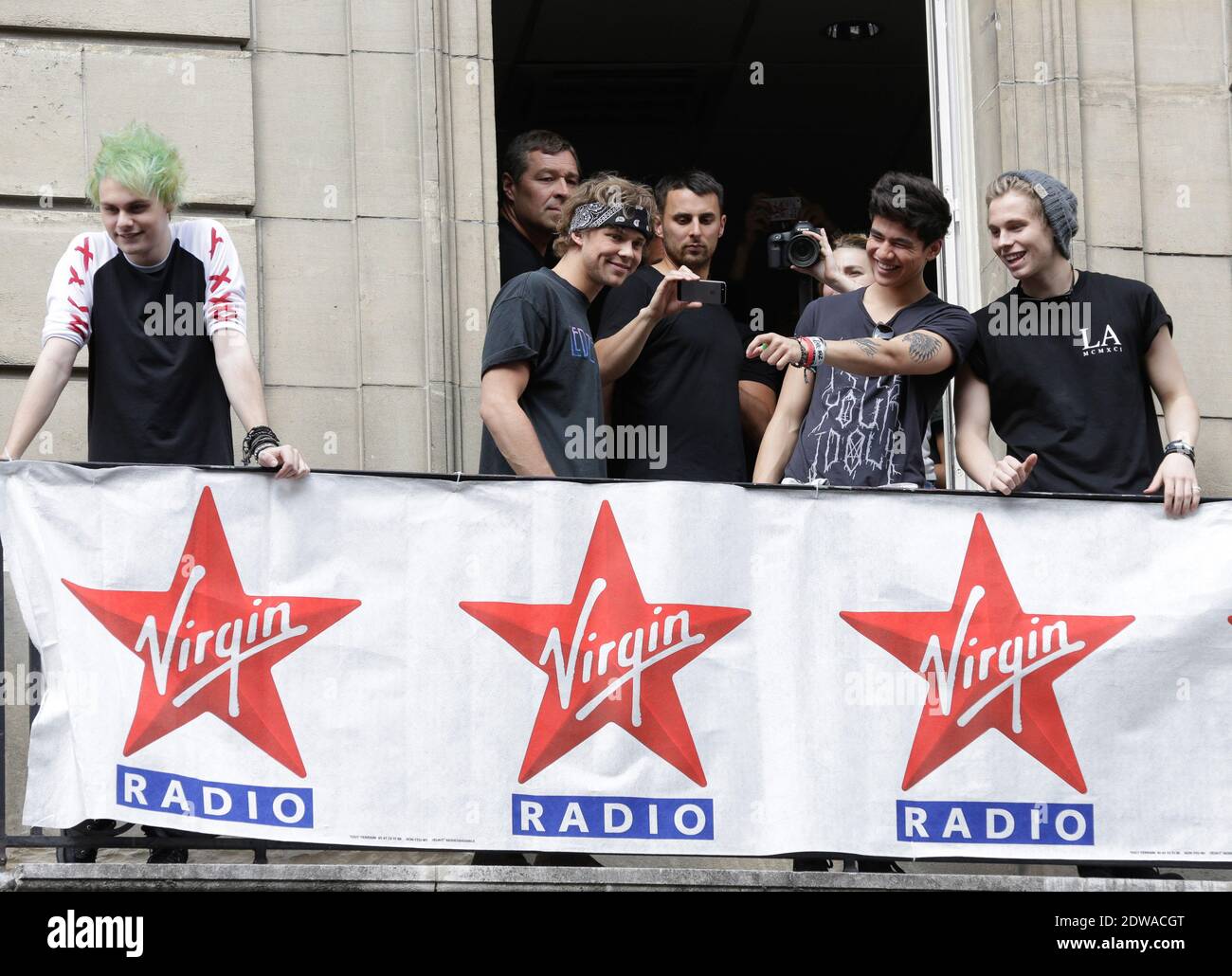 La banda pop australiana 5 Seconds of Summer (Luke Hemmings, Calum Hood,  Ashton Irwin y Michael Clifford) presenta un escaparate en Virgin Radio en  París, Francia, el 26 de junio de 2014.