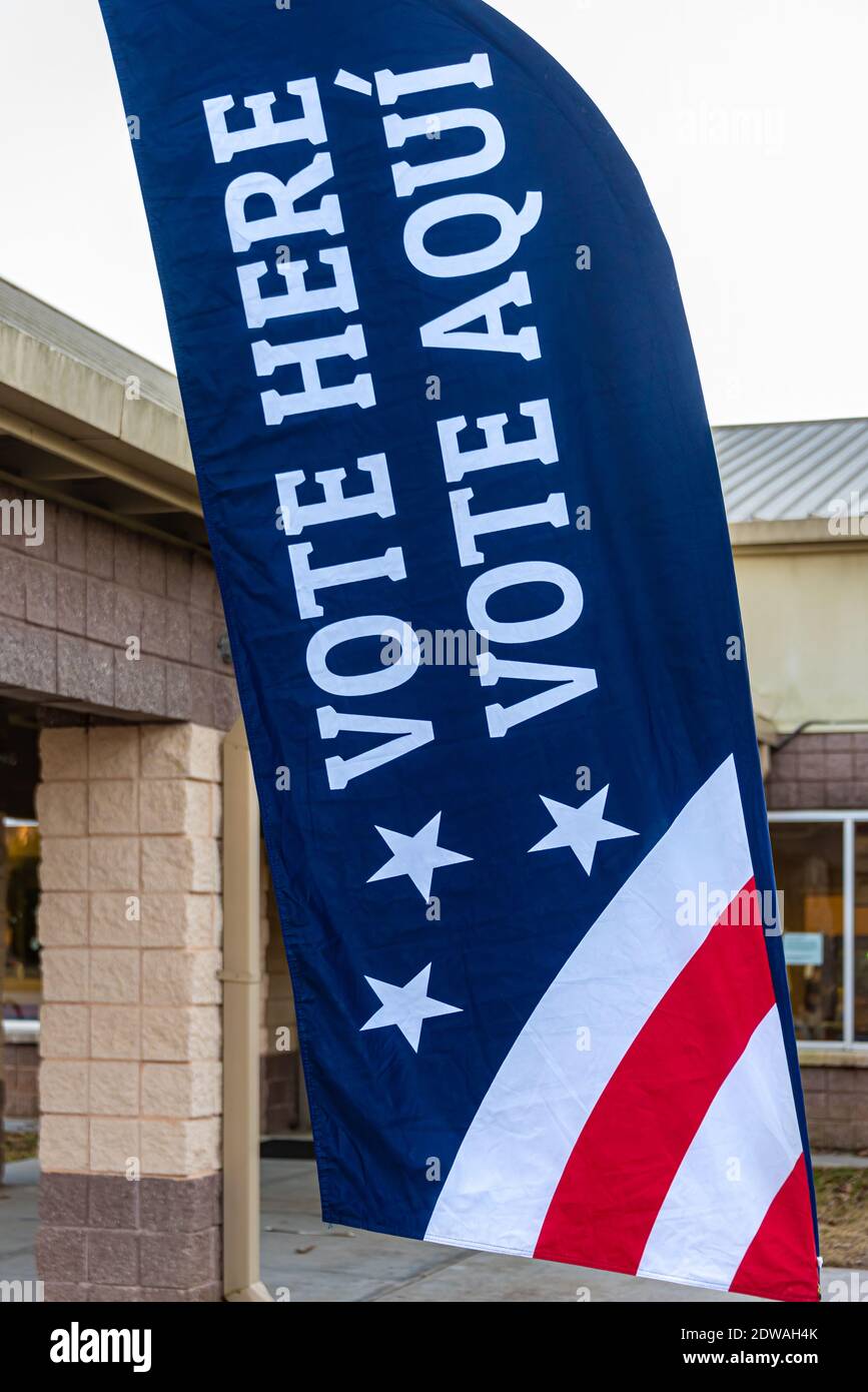 Vote aquí banner (en inglés y español) en Lenora Park en el condado Gwinnett de Metro Atlanta durante la votación anticipada en persona el 22 de diciembre de 2020, para la segunda vuelta de las elecciones especiales del Senado de los Estados Unidos para ambos escaños del Senado de Georgia. (EE.UU.) Foto de stock