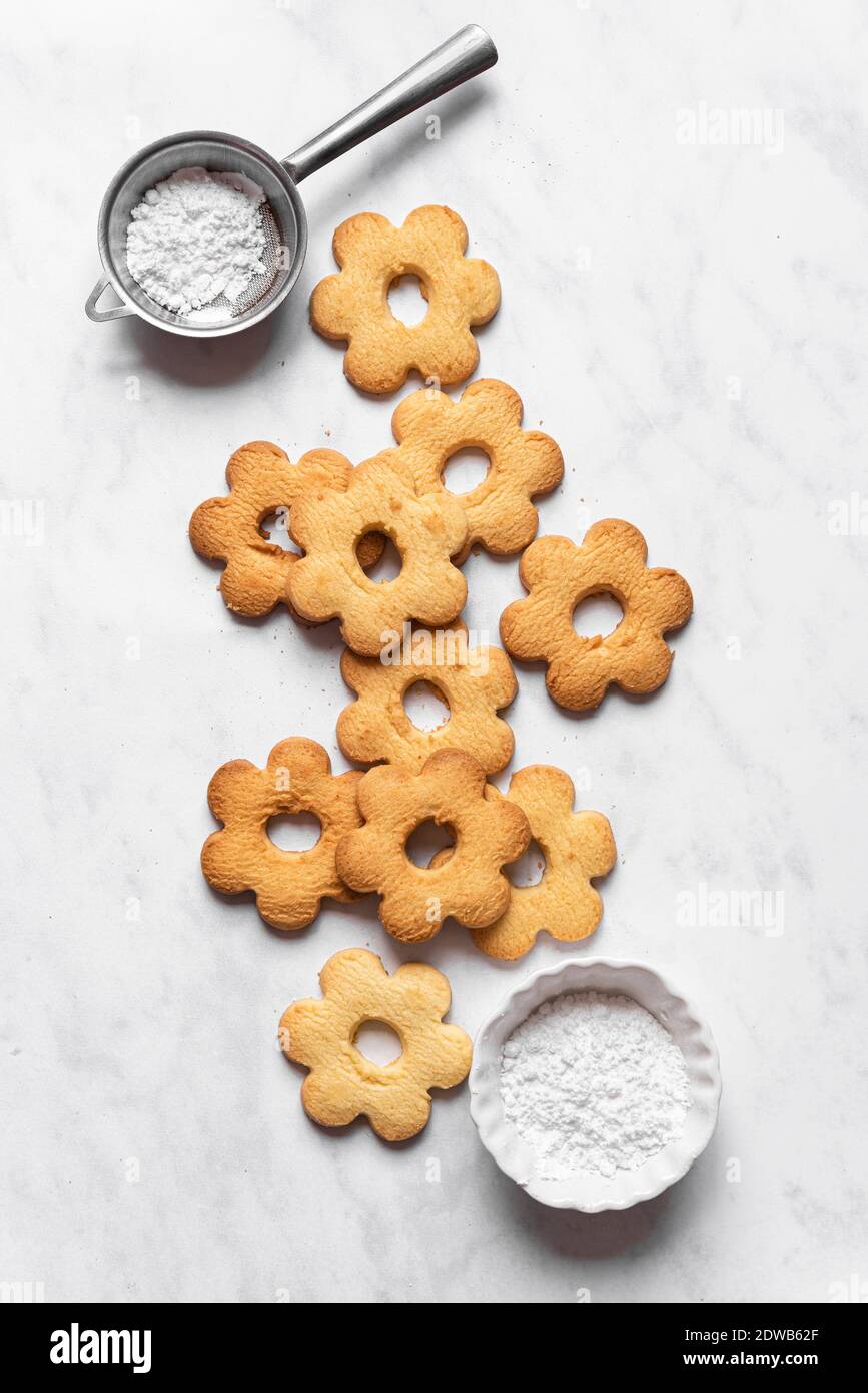 Canestrelli Galletas de mantequilla italiana con azúcar en polvo Foto de stock