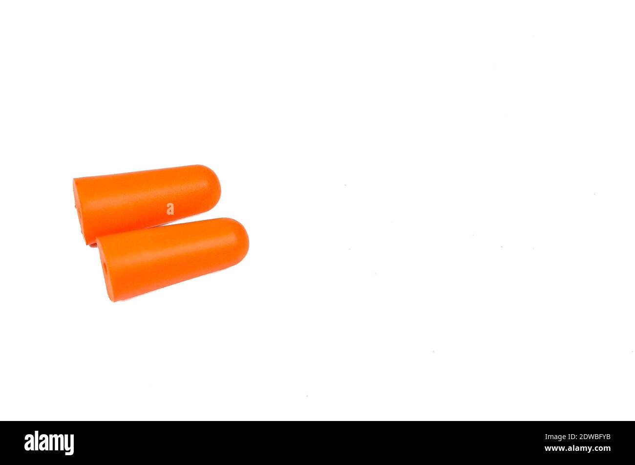 Primer plano de tapones para oídos naranja contra fondo blanco Fotografía  de stock - Alamy