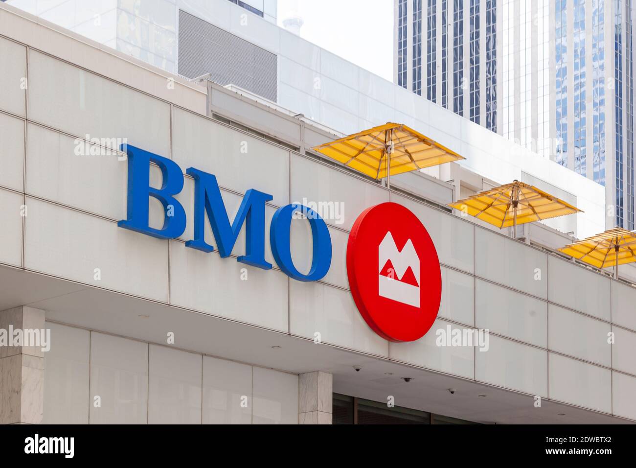 Toronto, Canadá - 16 de mayo de 2020: BMO (Banco de Montreal) muestra en Toronto, Canadá. Foto de stock