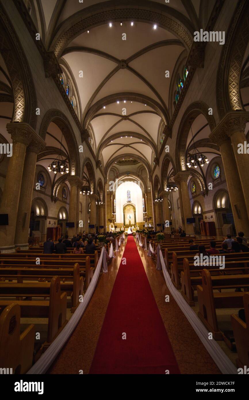 Alfombra Roja Pasillo largo Boda Novia Marcha Paseo Catedral Iglesia Fotografía de stock - Alamy Alfombra Roja Pasillo largo Boda Novia Marcha Paseo Catedral Iglesia Fotografía de stock - Alamy