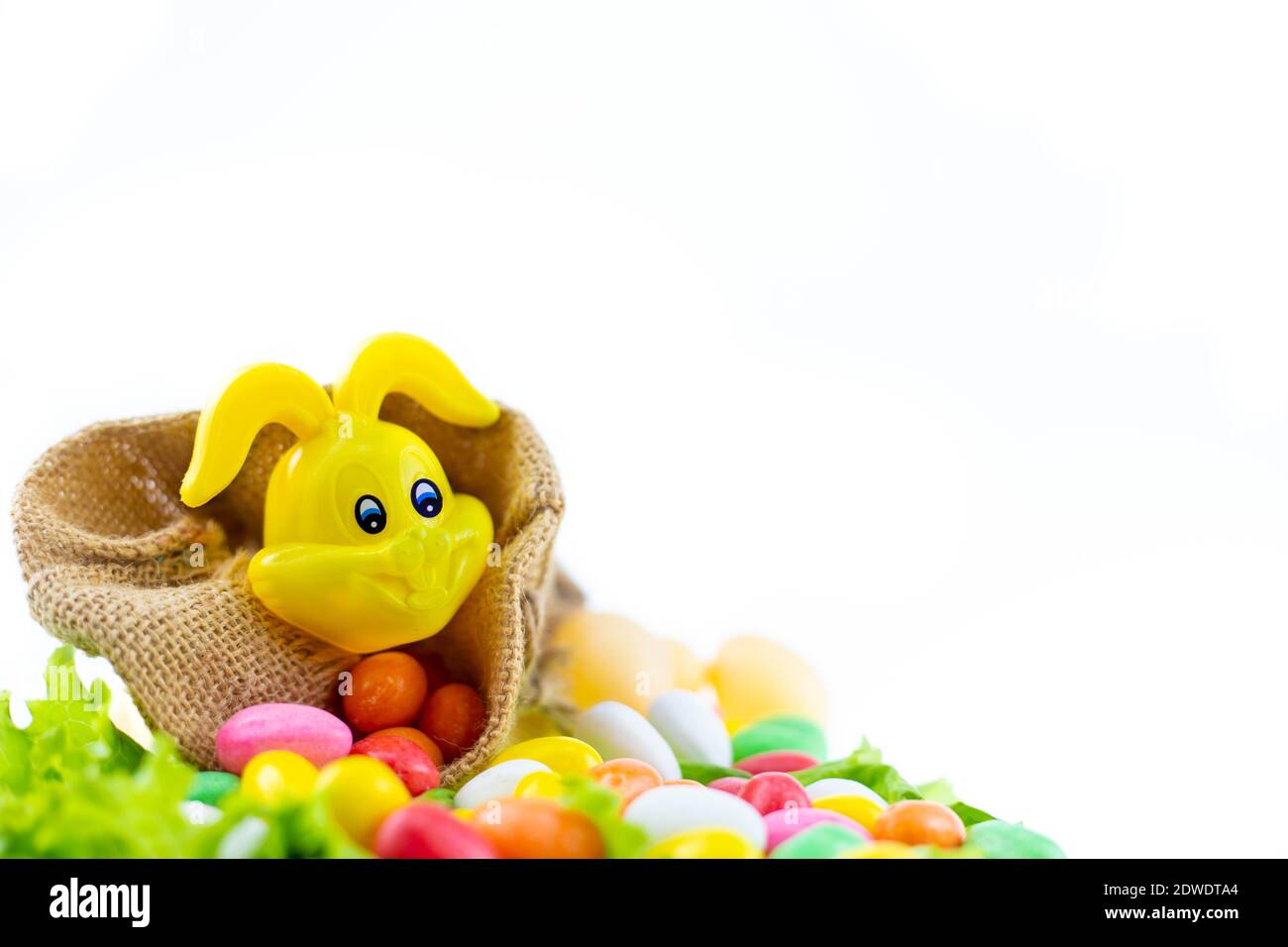 Feliz día de Pascua aislado sobre fondo blanco. Multicolor de Huevos y Conejo. Foto de stock
