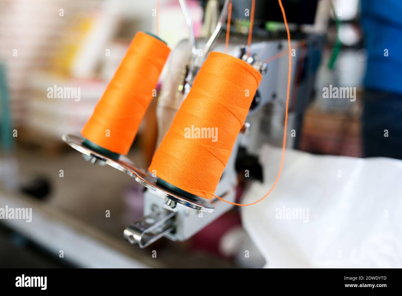Línea de embalaje de la máquina de coser de sacos en el molino de arroz  Fotografía de stock - Alamy