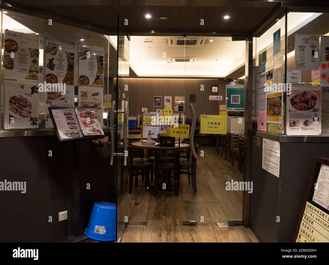 Restaurantes chinos vacíos durante la Navidad en Hong Kong debido a la pandemia de la enfermedad del Coronavirus, COVID-19, Hong Kong, China. Foto de stock