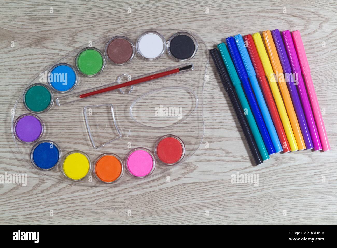 Lápices multicolores de punta de fieltro y paleta de pintura para niños  Fotografía de stock - Alamy