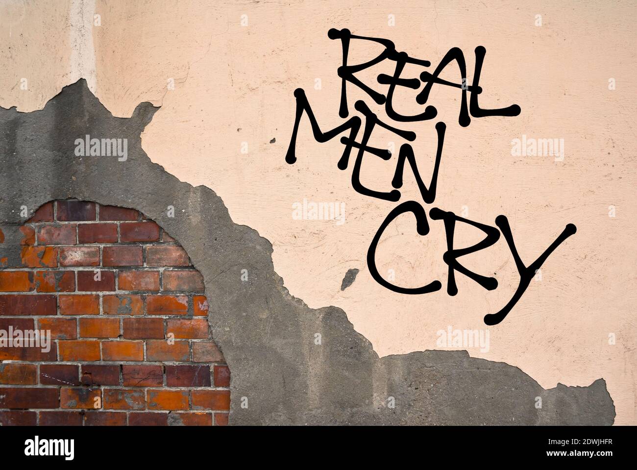 Real Men Cry - graffiti escrito a mano en la pared - lucha contra el estereotipo del hombre débil - supresión y. represión de emociones y emociones Foto de stock